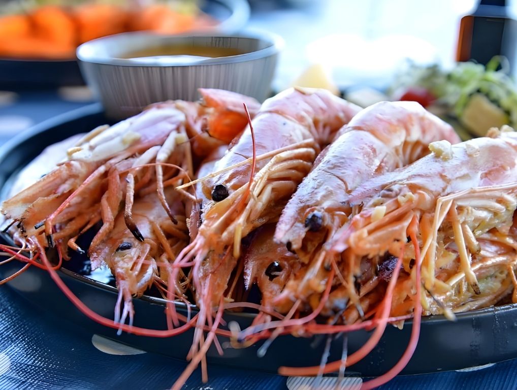 Grilled prawns piled on a platter