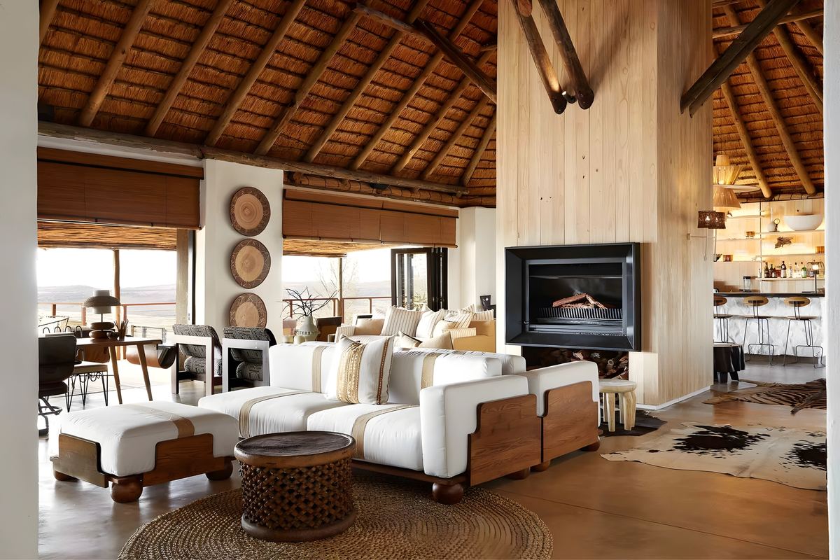The lounge under the thatch, with the fireplace and the bar