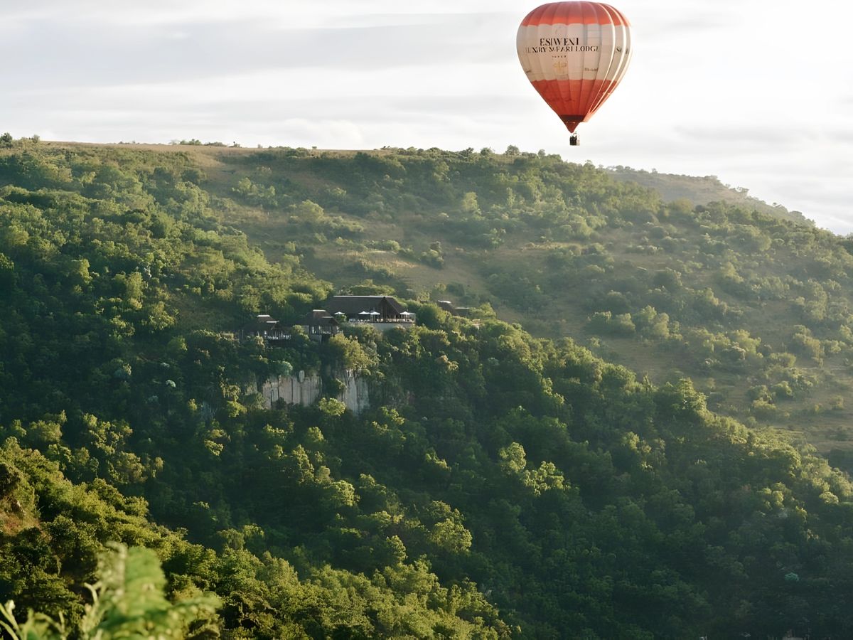 An Esiweni hot-air balloon above the lodge on its hillside